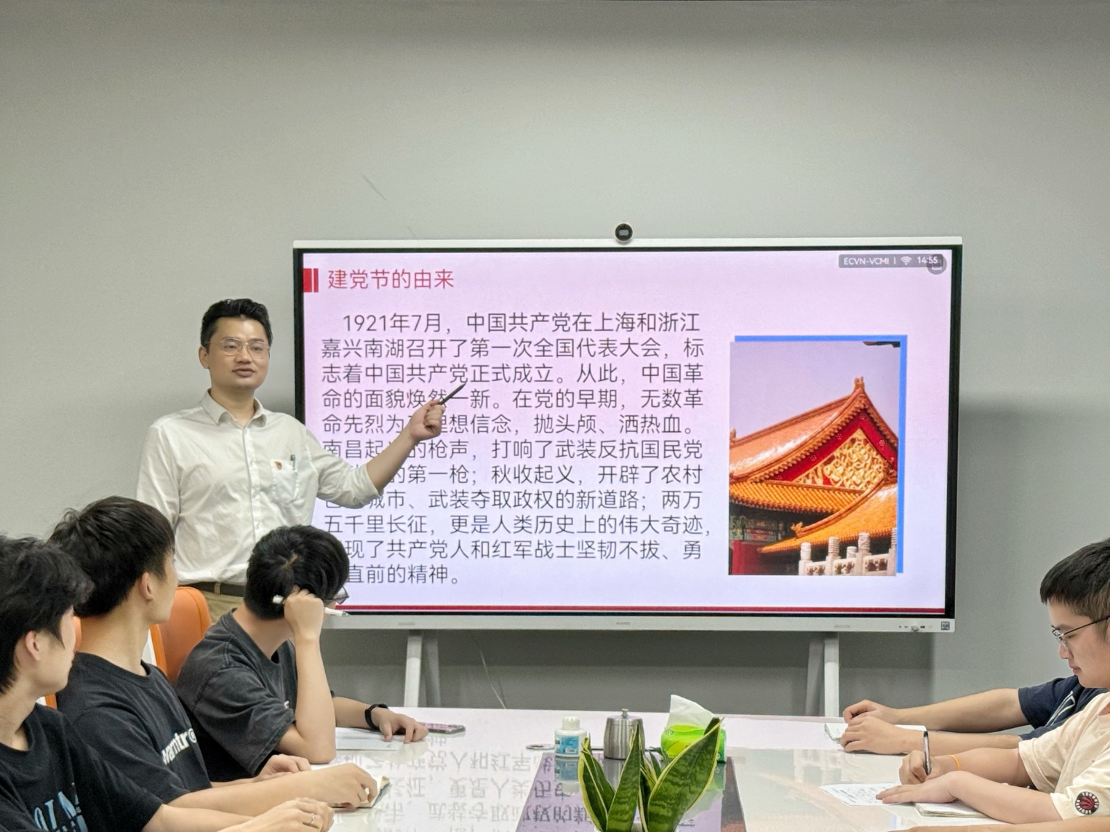 湖南云电司法鉴定所开展“党建引领匠心 法治守护公正”主题党日活动